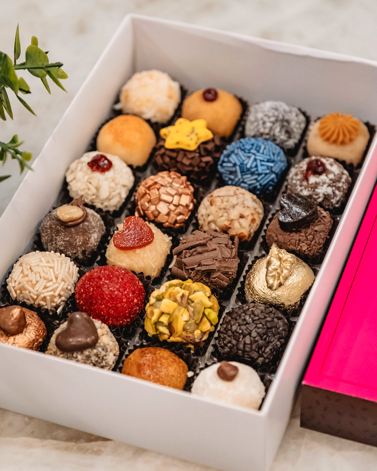 Caixa Miss Gatty aberta com trinta brigadeiros gourmet