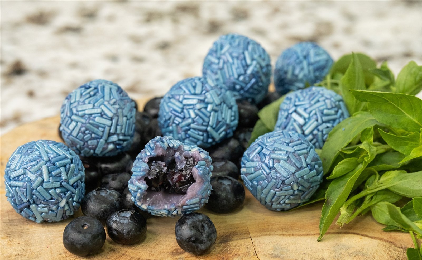 Brigadeiro de blueberry com manjericão