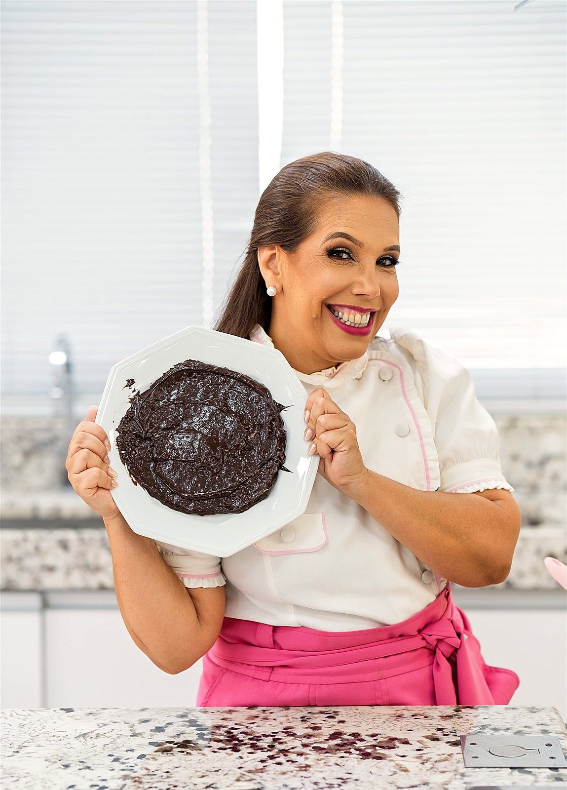 Graziella com um brigadeirão de chocolate