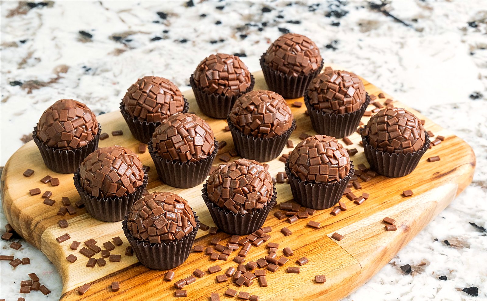 Brigadeiros de chocolate na tábua