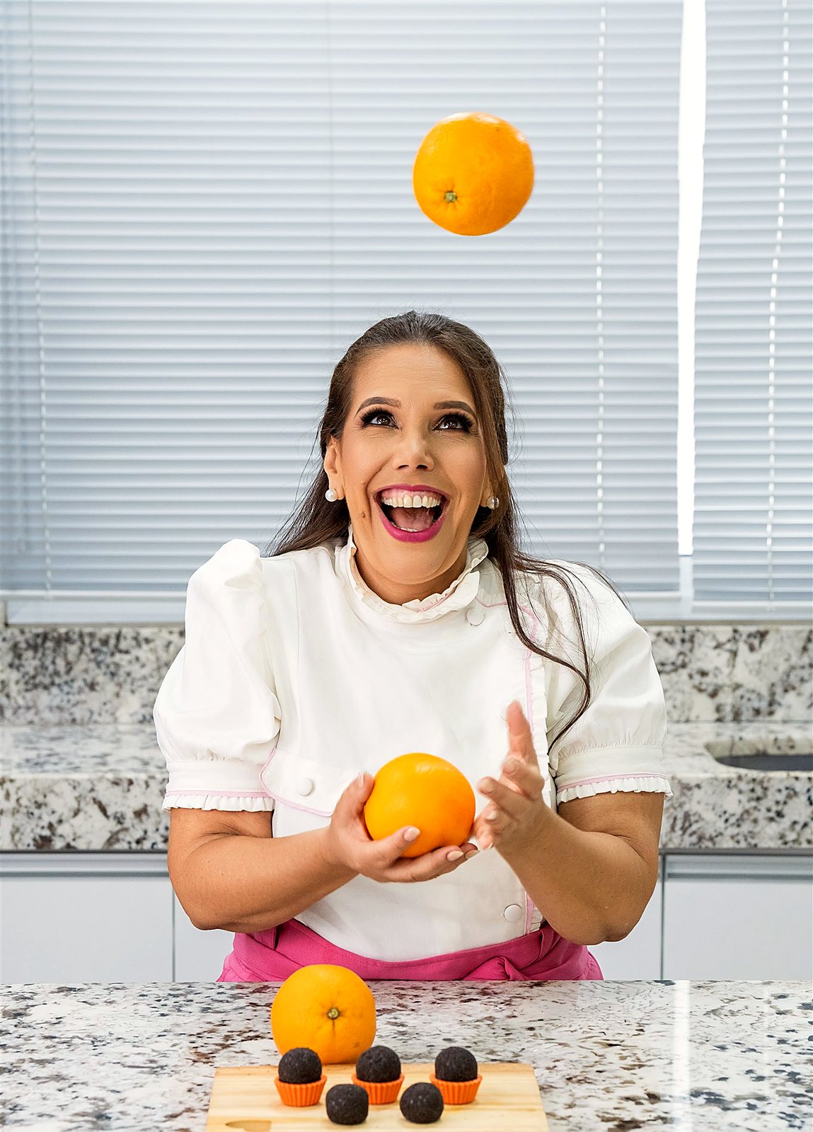 Graziella rindo na cozinha