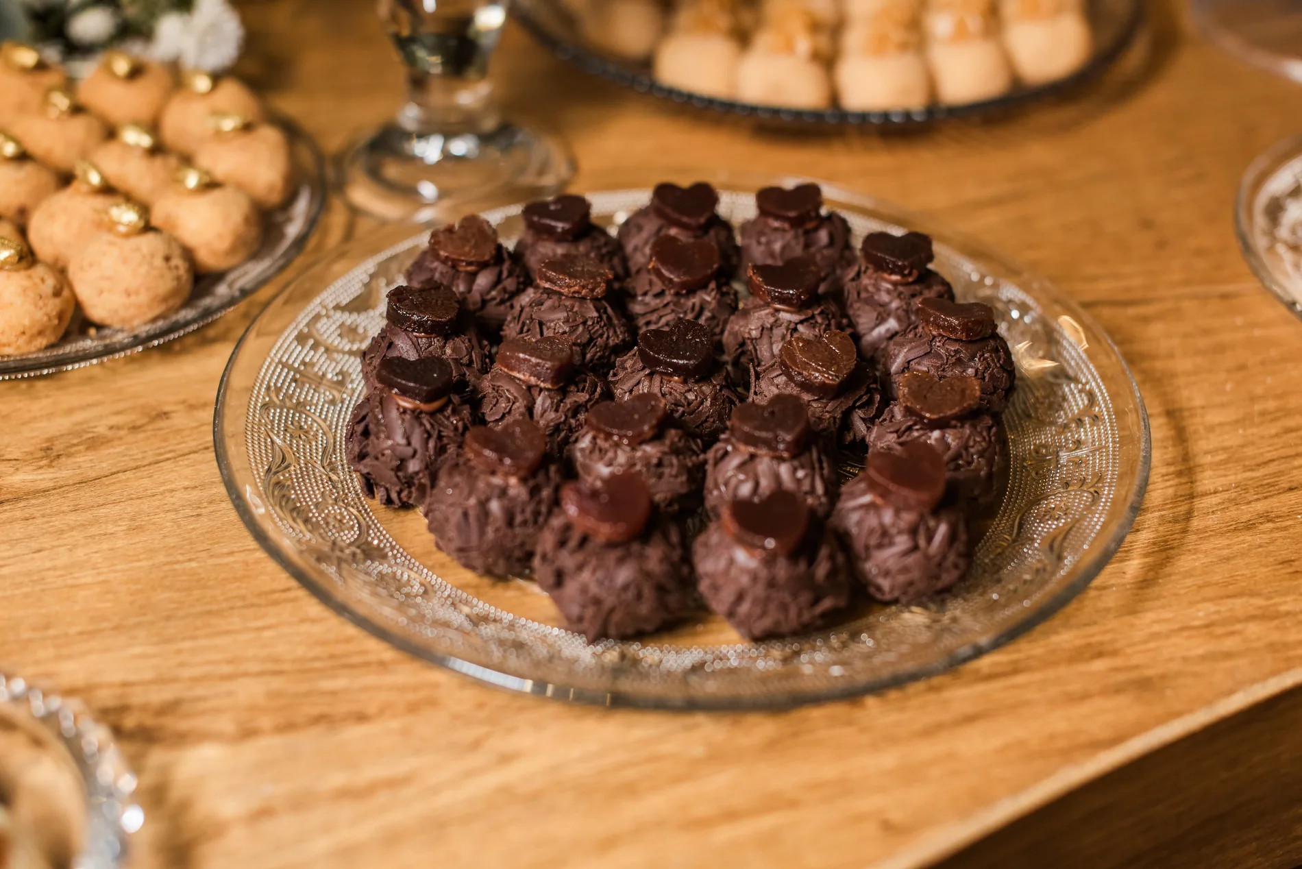 Brigadeiros sendo finalizados ao vivo