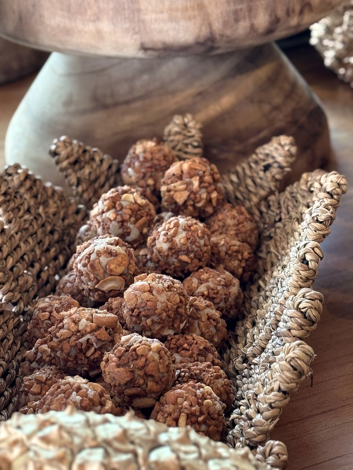Brigadeiros servidos em peça rústica