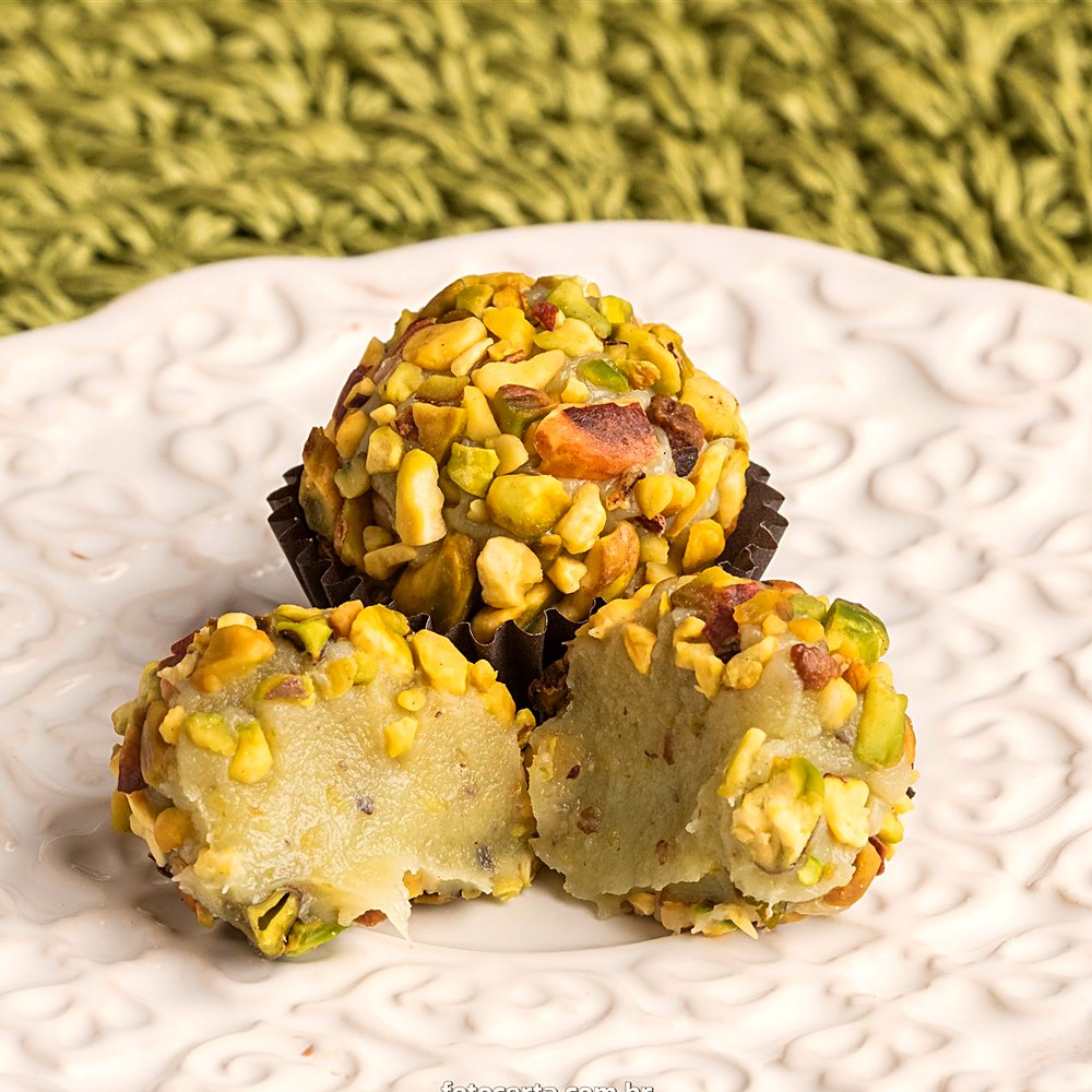 Brigadeiro de pistache cortado ao meio