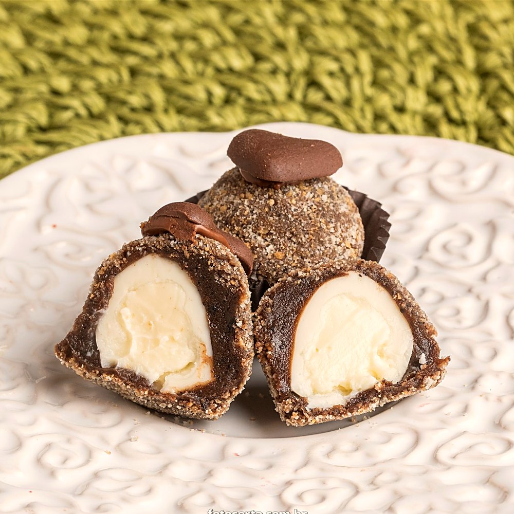 Brigadeiro de casca escura com recheio cremoso