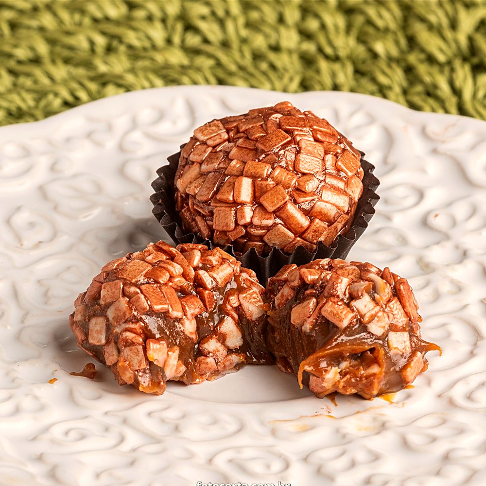 Brigadeiro de avelã cortado ao meio