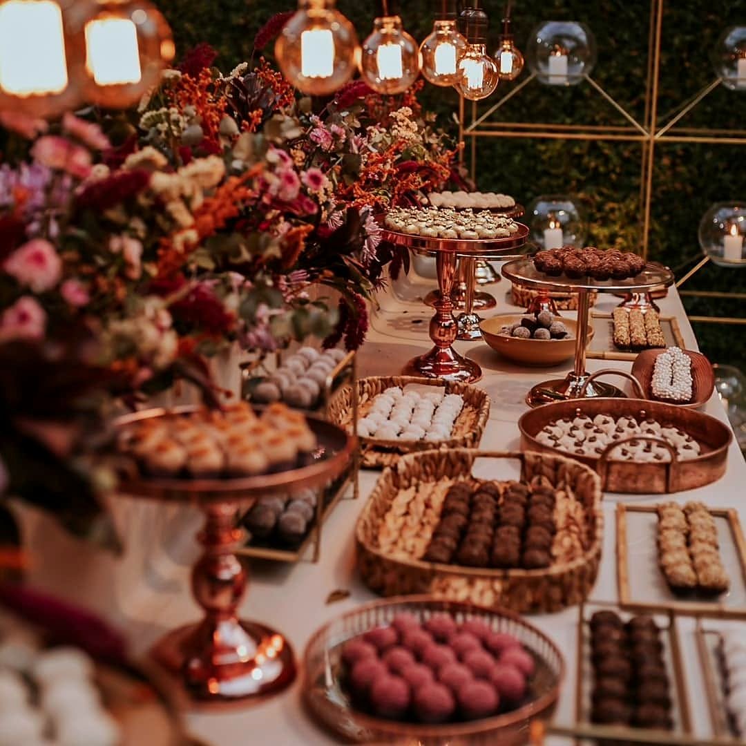 Mesa posta com doces e flores