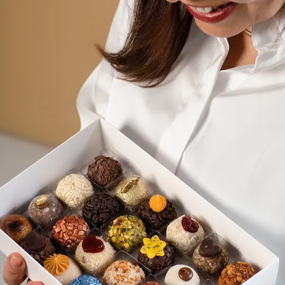Brigadeiros gourmet Miss Gatty vistos de perto dentro da caixa